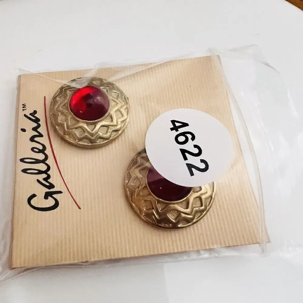 Vintage Galleria Gripoix Glass Earrings Cabochon Clip On Red Gold Tone Round